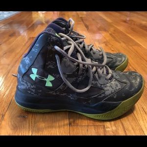 Under armor boys sneakers. Size 4